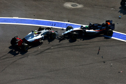 Encontronazo entre Esteban Gutiérrez y Nico Hülkenberg