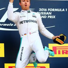 Típico salto de la victoria de Nico Rosberg