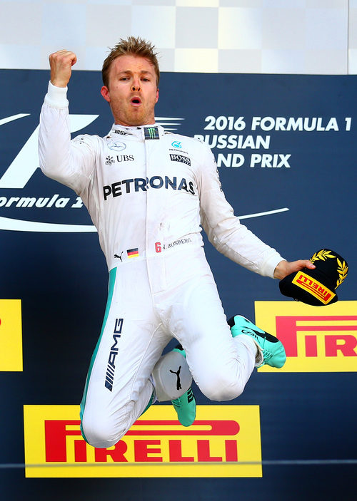 Típico salto de la victoria de Nico Rosberg
