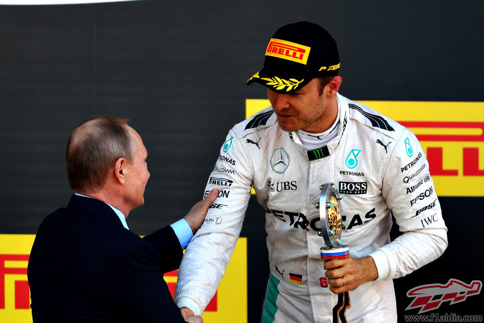 Vladimir Putin felicita a Nico Rosberg