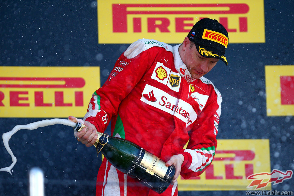 Champán en el podio para Kimi Räikkönen