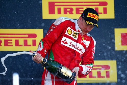 Champán en el podio para Kimi Räikkönen