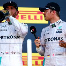 Nico Rosberg y Lewis Hamilton comparten podio de nuevo