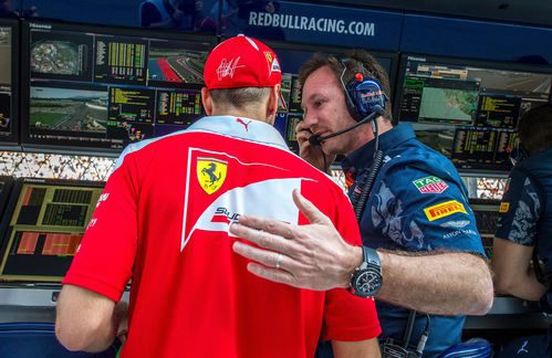 Sebastian Vettel charla con Christian Horner tras abandonar en Rusia