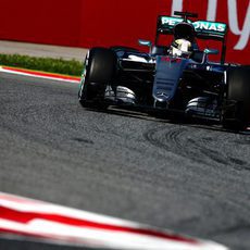 Lewis Hamilton rueda con el neumático medio