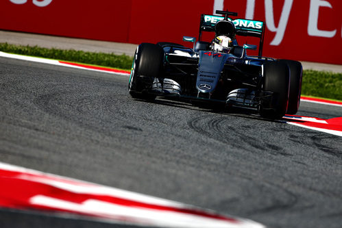Lewis Hamilton rueda con el neumático medio