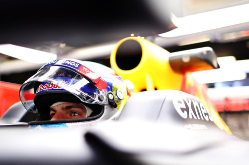 Max Verstappen concentrado en su 'cockpit'