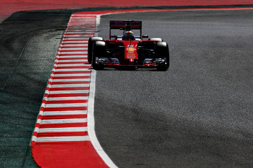 Sebastian Vettel se acerca a los límites de la pista