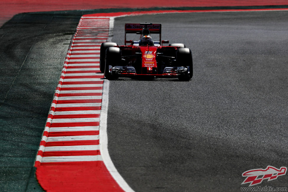 Sebastian Vettel se acerca a los límites de la pista
