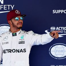 Un sonriente Lewis Hamilton recupera la pole