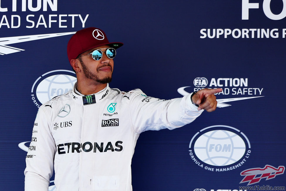 Un sonriente Lewis Hamilton recupera la pole