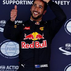 Un contento Daniel Ricciardo saluda a las cámaras