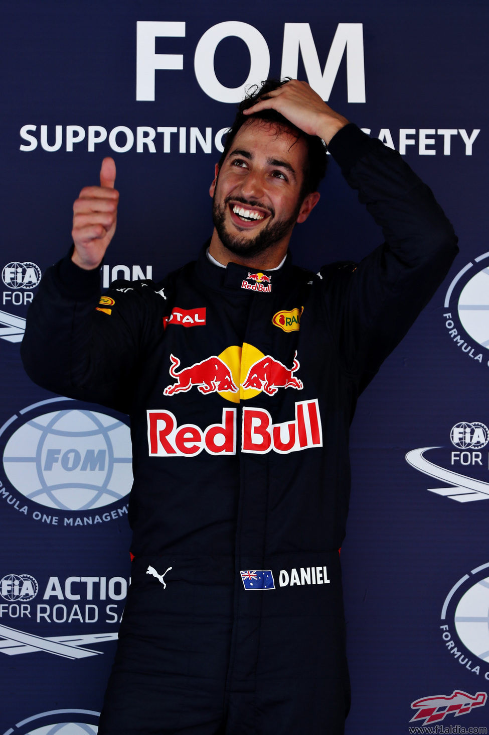 Un contento Daniel Ricciardo saluda a las cámaras