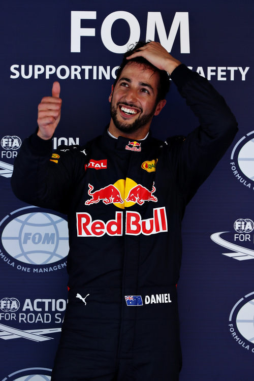 Un contento Daniel Ricciardo saluda a las cámaras