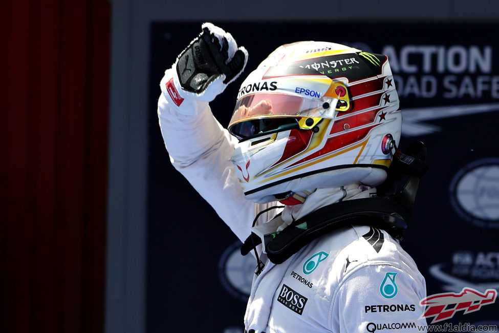 Inmensa alegría de Lewis Hamilton al lograr la pole en Barcelona