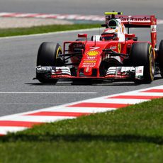 Kimi Räikkönen rueda con neumáticos 'option'