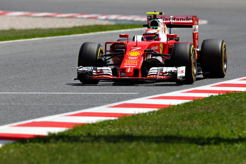 Kimi Räikkönen rueda con neumáticos 'option'