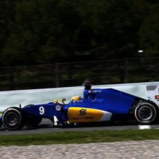 Marcus Ericsson rueda con neumáticos medios