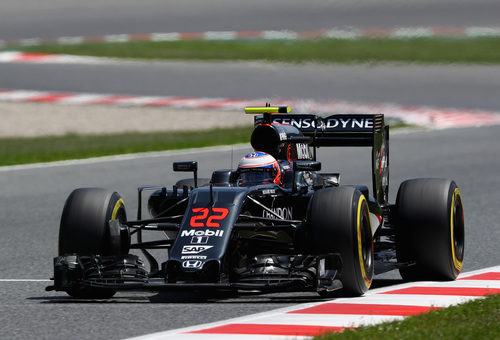 Jenson Button rueda con el neumático blando