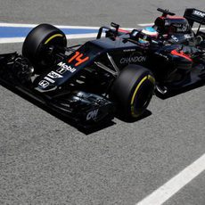 Fernando Alonso entra a la calle de boxes