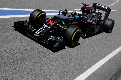 Fernando Alonso entra a la calle de boxes