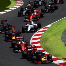 Red Bull y Ferrari luchan desde la salida del GP de España