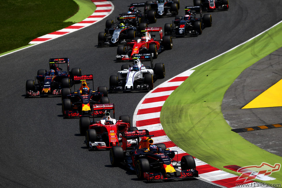 Red Bull y Ferrari luchan desde la salida del GP de España