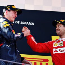 Felicitaciones entre Max Verstappen y Sebastian Vettel