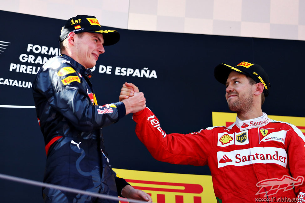 Felicitaciones entre Max Verstappen y Sebastian Vettel