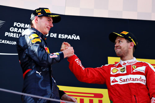 Felicitaciones entre Max Verstappen y Sebastian Vettel