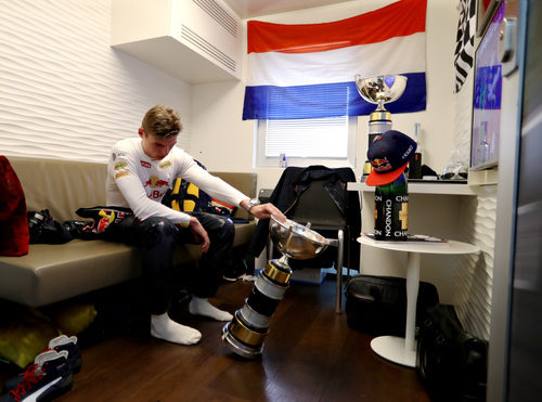 Max Verstappen observa su primer gran triunfo