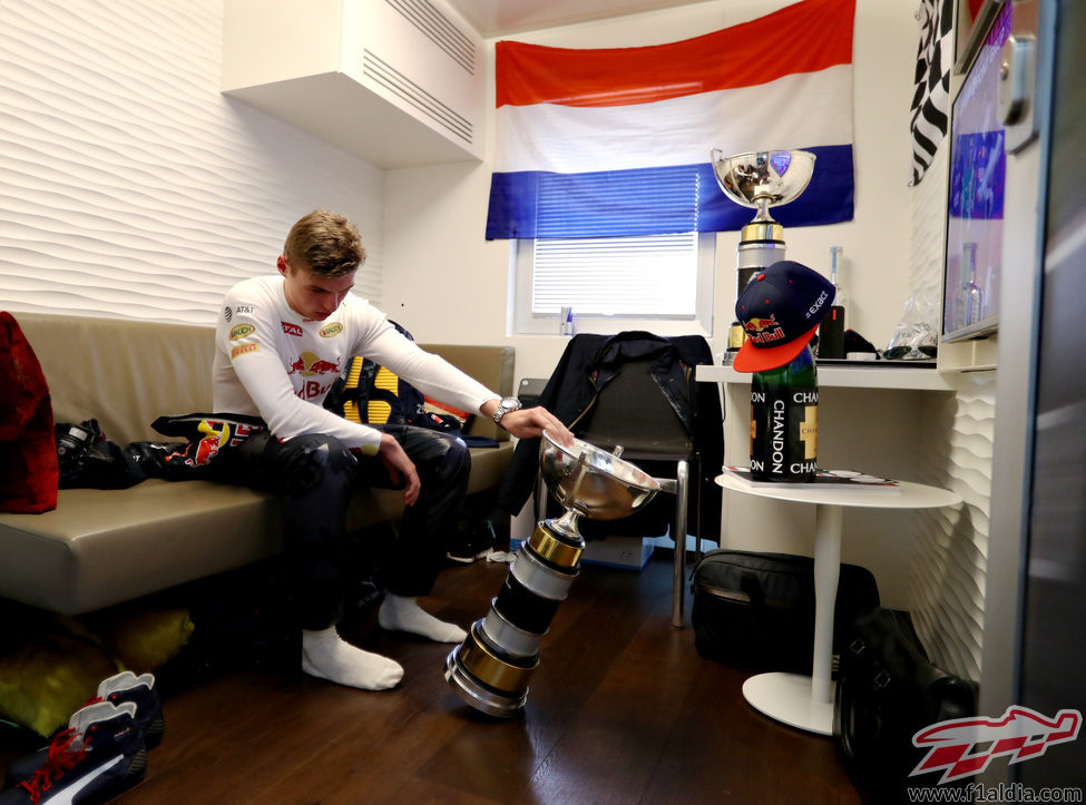 Max Verstappen observa su primer gran triunfo
