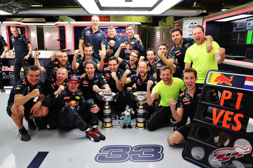 Celebraciones en el box de Red Bull en España