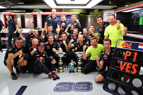 Celebraciones en el box de Red Bull en España