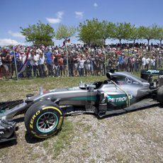 El Mercedes de Lewis Hamilton fuera de carrera