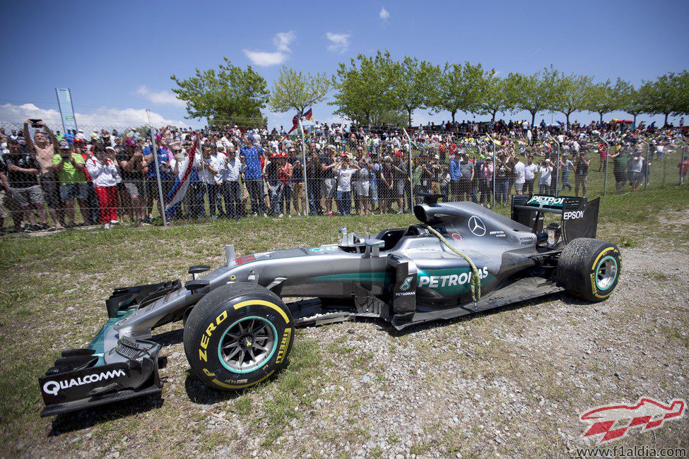El Mercedes de Lewis Hamilton fuera de carrera