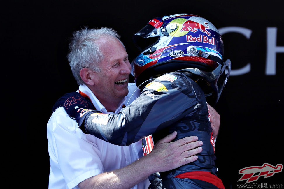 Abrazo entre Helmut Marko y Max Verstappen