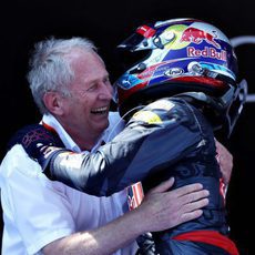 Abrazo entre Helmut Marko y Max Verstappen