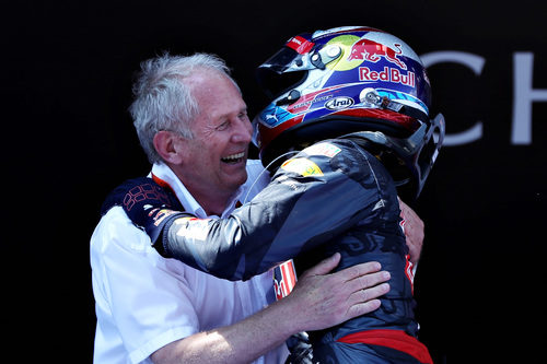 Abrazo entre Helmut Marko y Max Verstappen