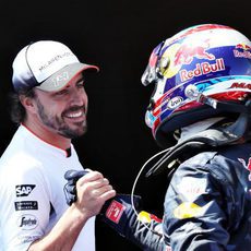 Fernando Alonso felicita a Max Verstappen por su victoria