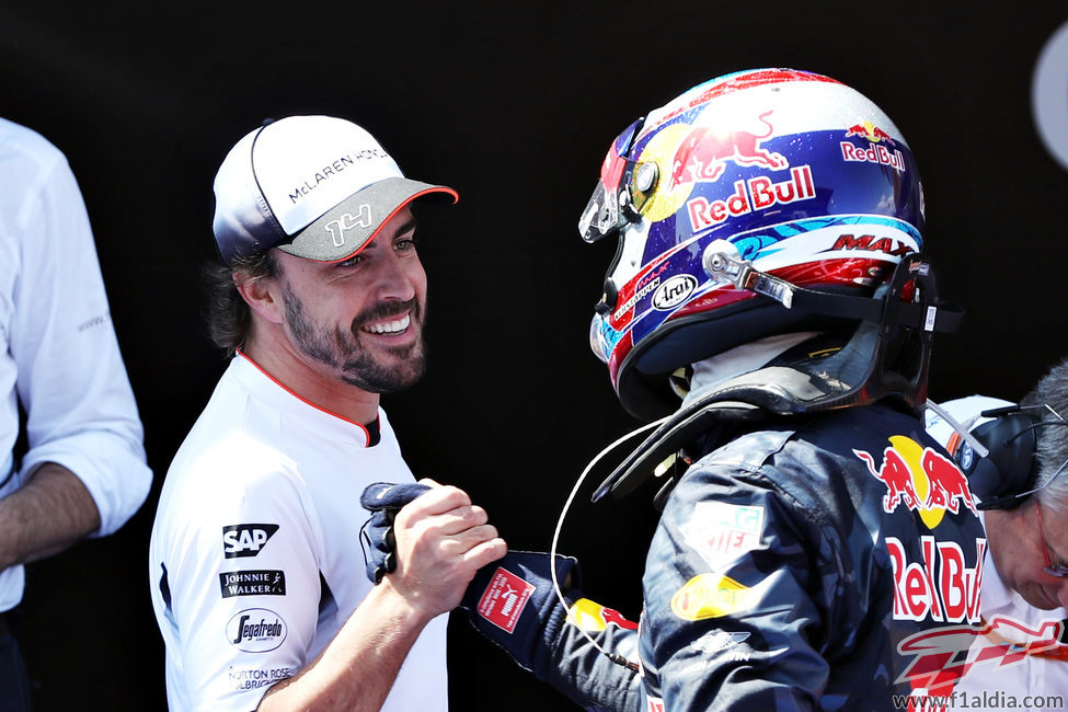 Fernando Alonso felicita a Max Verstappen por su victoria
