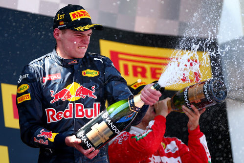 Max Verstappen descorcha el champán en su primer podio