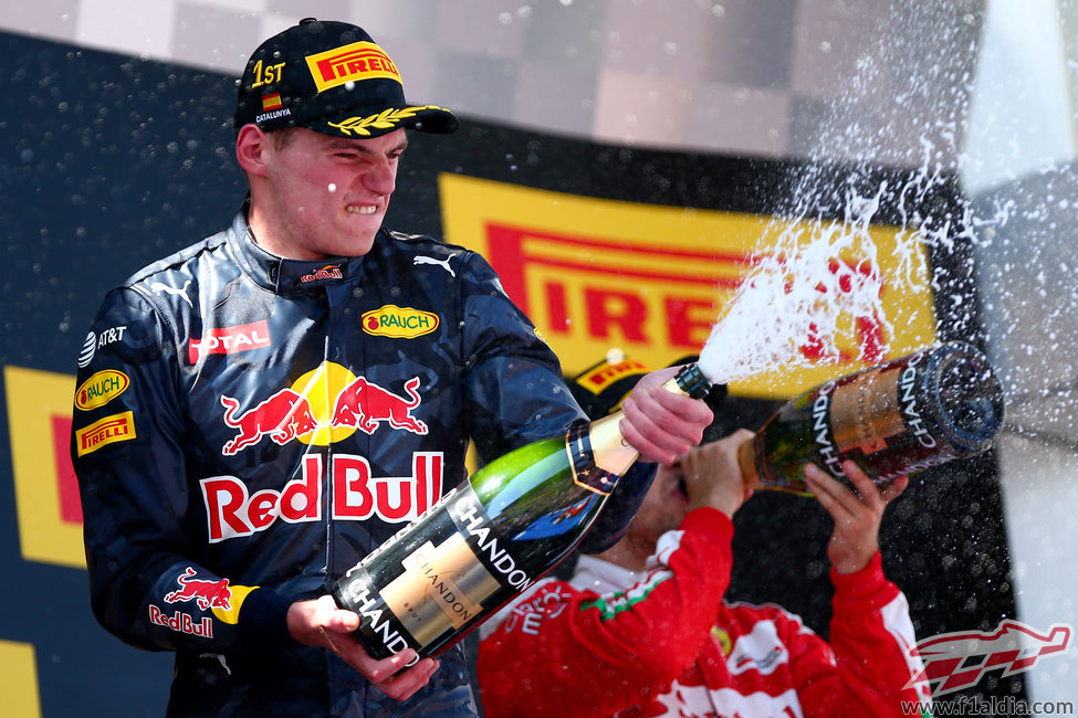 Max Verstappen descorcha el champán en su primer podio