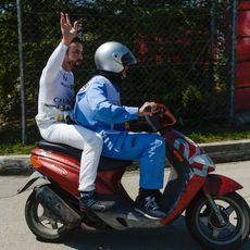 Fernando Alonso saluda en su regreso al box