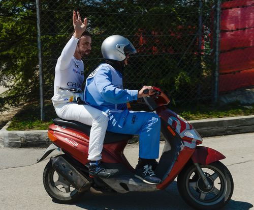 Fernando Alonso saluda en su regreso al box