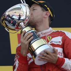 Sebastian Vettel besa su trofeo en Barcelona