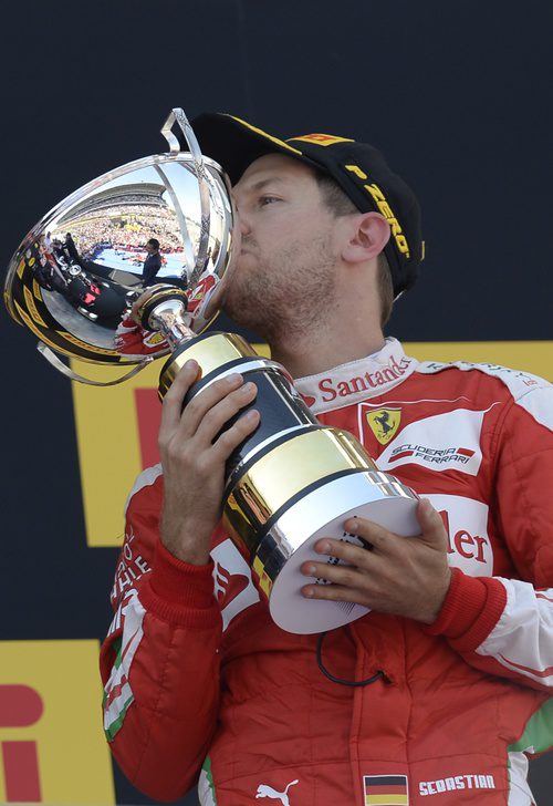 Sebastian Vettel besa su trofeo en Barcelona