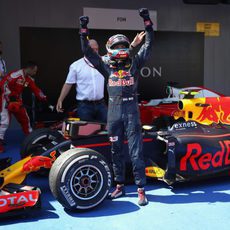 Max Verstappen celebra su victoria en parque cerrado