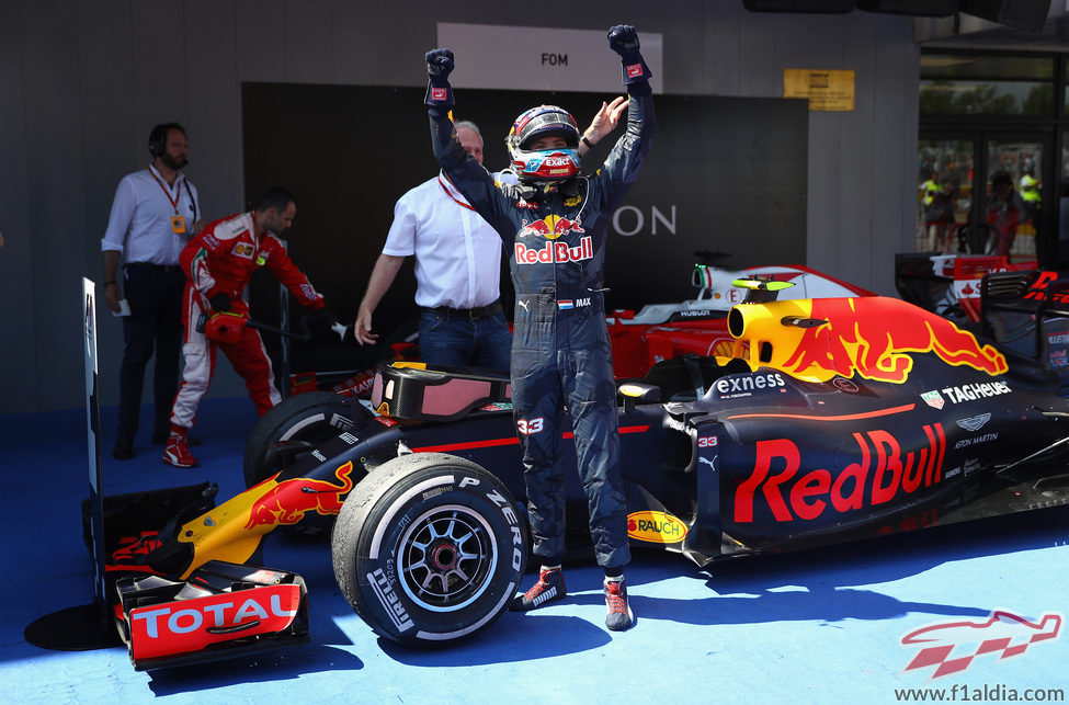 Max Verstappen celebra su victoria en parque cerrado