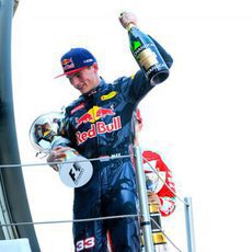 Champán y trofeo para Max Verstappen en Barcelona